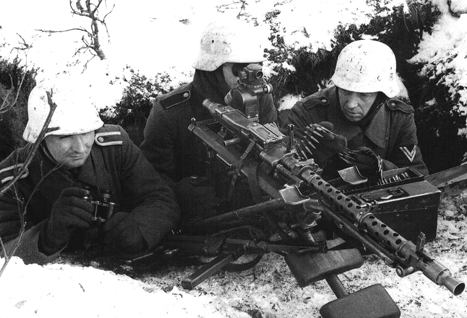 Différentes vues de casques blanchis. Différentes vues de casques blanchis.