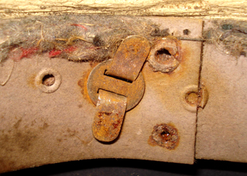 Idem à l'arrière, plus rivets de fermeture du cerclage. Idem à l'arrière, plus rivets de fermeture du cerclage.