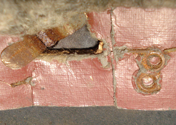 Idem à l'arrière, plus rivets de fermeture du cerclage. Idem à l'arrière, plus rivets de fermeture du cerclage.