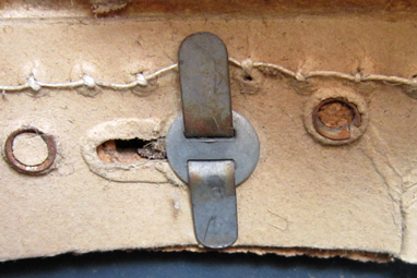 Fixation latérale à la coque entourée des rivets retenant le liège. Fixation latérale à la coque entourée des rivets retenant le liège.