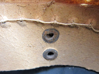 Double rivet de jugulaire, une seule couture. Double rivet de jugulaire, une seule couture.