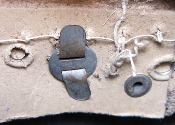 Idem à l'arrière, plus rivets de fermeture du cerclage. Idem à l'arrière, plus rivets de fermeture du cerclage.
