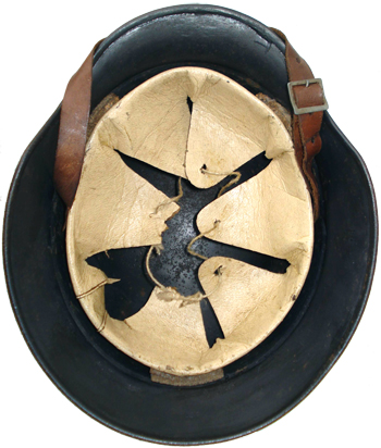 Coiffe à 6 dents en simili-cuir fragile. Coiffe à 6 dents en simili-cuir fragile.