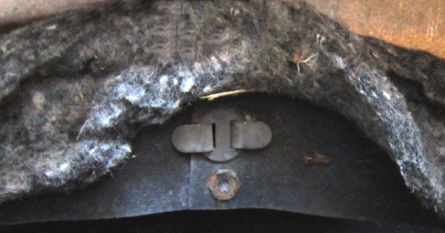 Arrière du cerclage, le liège est agrafé. Arrière du cerclage, le liège est agrafé.