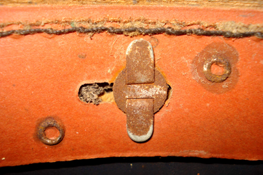 Fixation latérale à la coque entourée des rivets retenant le liège. Fixation latérale à la coque entourée des rivets retenant le liège.