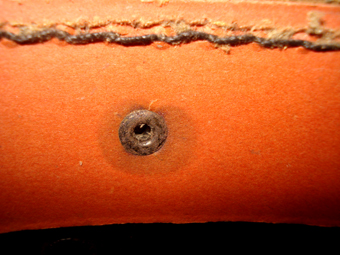 Rivet jugulaire avec au dessus 2 coutures : cuir et feutre. Rivet jugulaire avec au dessus 2 coutures : cuir et feutre.