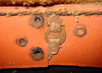 Idem à l'arrière, plus rivets de fermeture du cerclage. Idem à l'arrière, plus rivets de fermeture du cerclage.