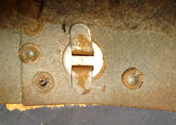 Idem à l'arrière, plus rivets de fermeture du cerclage. Idem à l'arrière, plus rivets de fermeture du cerclage.