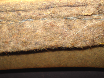 Rivet jugulaire sous le feutre. Rivet jugulaire sous le feutre.