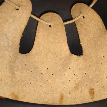 A l'avant, perforations anti-oppression. A l'avant, perforations anti-oppression.