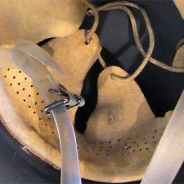 A l'avant, perforations anti-oppression. A l'avant, perforations anti-oppression.