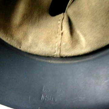 Couture arrière du bandeau de toile festonné. Couture arrière du bandeau de toile festonné.