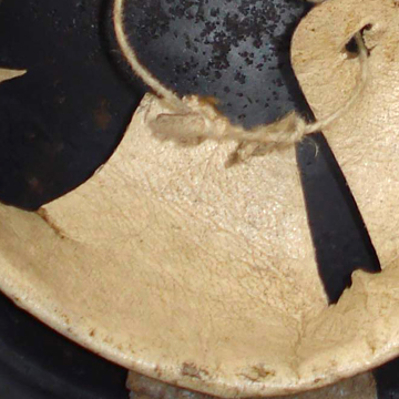 Dent de loup. Le simili-cuir est très cassant. Dent de loup. Le simili-cuir est très cassant.