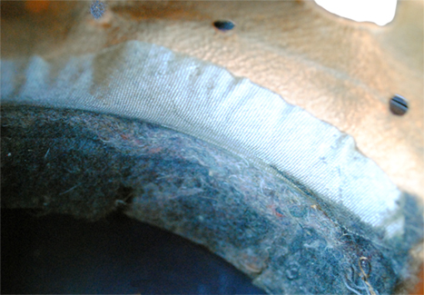 Une bande de toile est insérée entre le feutre et le cuir. Une bande de toile est insérée entre le feutre et le cuir.