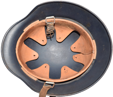 Coiffe à 7 dents en cuir. Coiffe à 7 dents en cuir.