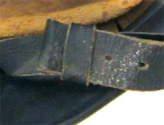 Passant coulissant de jugulaire additionnel. Passant coulissant de jugulaire additionnel.