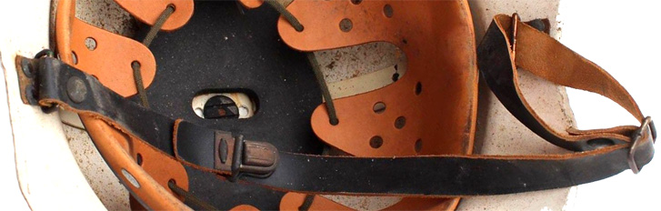 Jugulaire identique à la blanche mais en cuir noir. Jugulaire identique à la blanche mais en cuir noir.