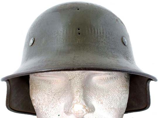 Perforations de fixation des insignes. Perforations de fixation des insignes.