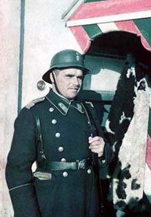 Policier en faction. Policier en faction.