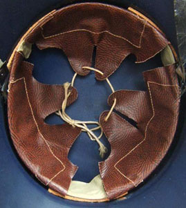 Variante : similicuir brun. Variante : similicuir brun.