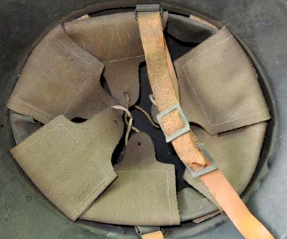 Vue d'ensemble. Remarquer la jugulaire à boucles coulissantes atypiques. Vue d'ensemble. Remarquer la jugulaire à boucles coulissantes atypiques.