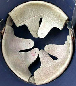 Variante : cuir blanc. Variante : cuir blanc.