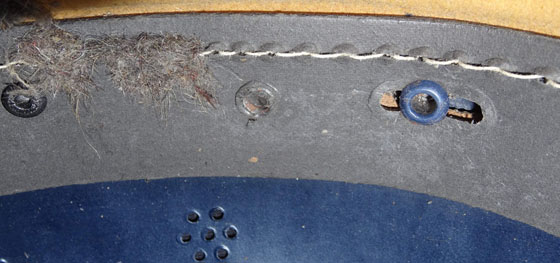 Fente latérale arrière et rivet de jugulaire. Fente latérale arrière et rivet de jugulaire.