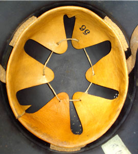 Cuir beige, ajustage à 2 épaisseurs de liège. Cuir beige, ajustage à 2 épaisseurs de liège.