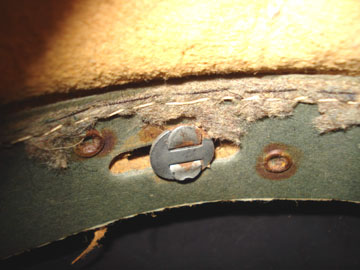 Rivet M35 encadré par les rivets de la plaque de liège. Rivet M35 encadré par les rivets de la plaque de liège.