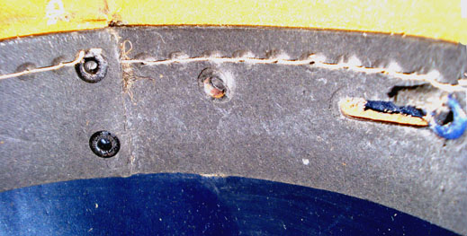 Bandeau à fixation 4 points par rivets tubulaires. Bandeau à fixation 4 points par rivets tubulaires.