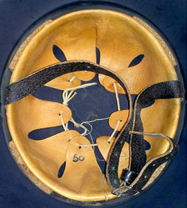 9 dents en cuir, 4 rivets. 9 dents en cuir, 4 rivets.