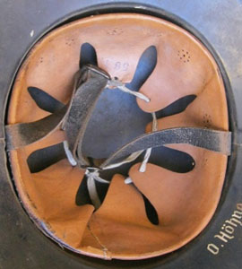 8 dents en cuir, perforations frontales en salière. 8 dents en cuir, perforations frontales en salière.