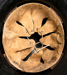 9 dents en basane, perforations frontales. 9 dents en basane, perforations frontales.