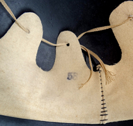 Couture arrière et taille tamponnée à l'encre. Couture arrière et taille tamponnée à l'encre.