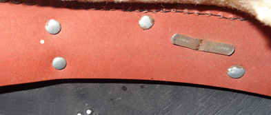 Cerclage en carton imprégné rouge. Cerclage en carton imprégné rouge.