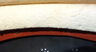 Doublure du cerclage en feutre blanc. Doublure du cerclage en feutre blanc.