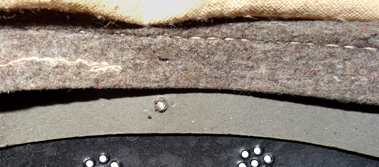 Autre cerclage, carton et feutre gris. Autre cerclage, carton et feutre gris.