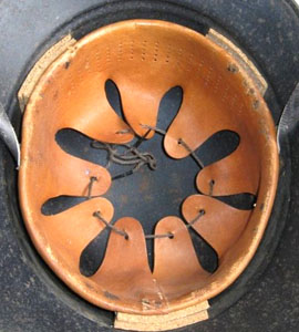 9 dents en cuir, 3 rivets. 9 dents en cuir, 3 rivets.