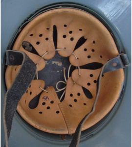 8 dents en cuir perforées. 8 dents en cuir perforées.