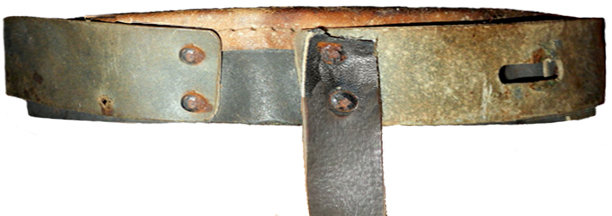 Vue de côté, les rivets avant retiennent également la jugulaire. Vue de côté, les rivets avant retiennent également la jugulaire.