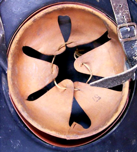 6 dents en cuir, cerclage rouge. 6 dents en cuir, cerclage rouge.