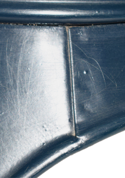 La visière passe sous le couvre-nuque. La visière passe sous le couvre-nuque.