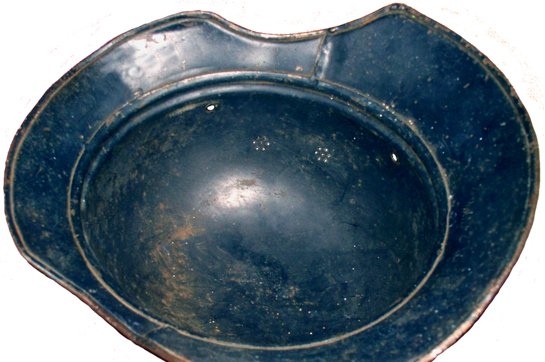 La bombe est enfilée dans la bordure et rabattue. La bombe est enfilée dans la bordure et rabattue.