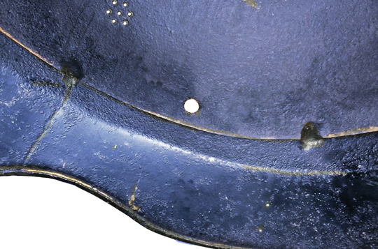 La bordure est emboitée dans la bombe, masquant le tore, et fixée par des points de soudure. La bordure est emboitée dans la bombe, masquant le tore, et fixée par des points de soudure.