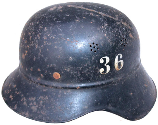 Le protège-nuque en cuir a été démonté, la jugulaire est du type M38/62. Le protège-nuque en cuir a été démonté, la jugulaire est du type M38/62.