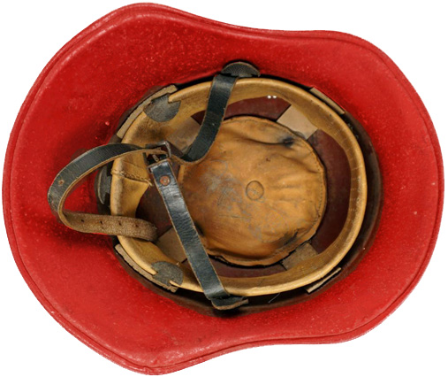 Le protège-nuque en cuir a été démonté, la coiffe est réduite au bandeau. Le protège-nuque en cuir a été démonté, la coiffe est réduite au bandeau.