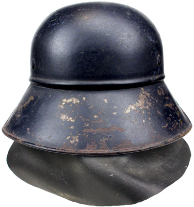 Casque muni de son protège-nuque en cuir. Casque muni de son protège-nuque en cuir.