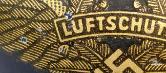 Les éraflures dénotent un jaunissement superficiel. Les éraflures dénotent un jaunissement superficiel.