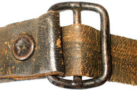 Montage de la boucle, sangle supérieure. Montage de la boucle, sangle supérieure.