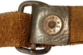 Montage de la boucle, sangle inférieure  verso. Montage de la boucle, sangle inférieure : verso.